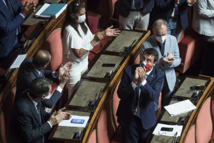 La maggioranza di governo autorizza al Senato il processo a Salvini. Ma il leader della Lega a testa alta: “Toccherà anche a voi” La maggioranza di governo autorizza al Senato il processo a Salvini. Ma il leader della Lega a testa alta: “Toccherà anche a voi”