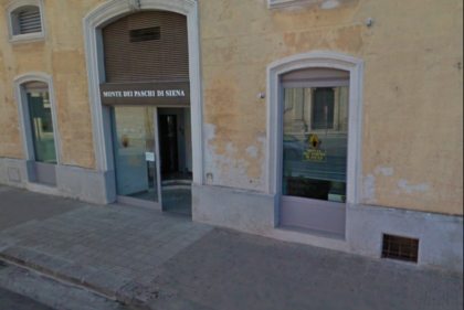 Scompaiono soldi dal conto bancario. Indagati direttore ed impiegata del Monte dei Paschi di Siena Scompaiono soldi dal conto bancario. Indagati direttore ed impiegata del Monte dei Paschi di Siena