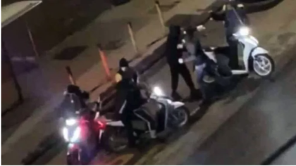 RIDER AGGREDITO A NAPOLI, RITROVATO DALLA POLIZIA IL MOTORINO RUBATO DAGLI AGGRESSORI FERMATI 4 MINORENNI E DUE VENTENNI. item-thumbnail