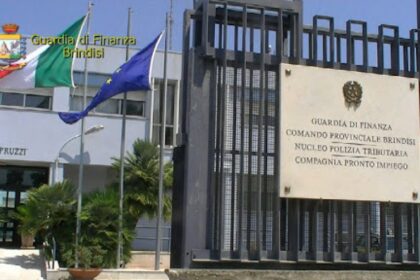 “MAZZETTE” NEL TRIBUNALE DI BRINDISI : 6 ARRESTATI FRA CUI UN GIUDICE. 21 PERSONE INDAGATE COMPRESI DUE MAGISTRATI item-thumbnail