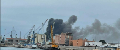 INCENDIO NEL PORTO DI TARANTO UTILIZZATO DA ARCELOR MITTAL. LA CITTA’ AVVOLTA DAL FUMO item-thumbnail