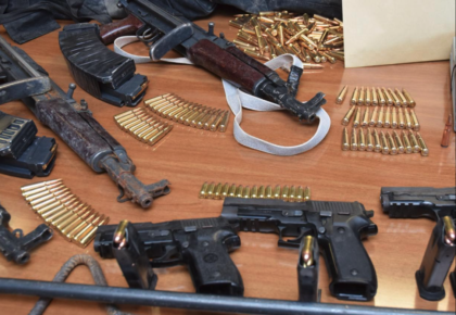 LA POLIZIA SEQUESTRA NEL BARESE UN VERO ARSENALE DI ARMI: BOMBE A MANO, MINE ANTICARRO E MITRAGLIATORI LA POLIZIA SEQUESTRA NEL BARESE UN VERO ARSENALE DI ARMI: BOMBE A MANO, MINE ANTICARRO E MITRAGLIATORI