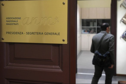 I CORVI CON LE TOGHE PROTETTE DALL’ANONIMATO I CORVI CON LE TOGHE PROTETTE DALL’ANONIMATO