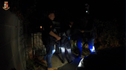 LA POLIZIA ARRESTA 11 PERSONE DI UN’ORGANIZZAZIONE DI AUTO RUBATE IN ITALIA E VENDUTE ALL’ESTERO LA POLIZIA ARRESTA 11 PERSONE DI UN’ORGANIZZAZIONE DI AUTO RUBATE IN ITALIA E VENDUTE ALL’ESTERO