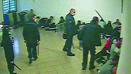 LA PROCURA DI SANTA MARIA CAPUA VETERE HA CHIESTO IL RINVIO A GIUDIZIO PER 108 TRA AGENTI E FUNZIONARI DELL’AMMINISTRAZIONE PENITENZIARIA LA PROCURA DI SANTA MARIA CAPUA VETERE HA CHIESTO IL RINVIO A GIUDIZIO PER 108 TRA AGENTI E FUNZIONARI DELL’AMMINISTRAZIONE PENITENZIARIA