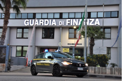 LA GUARDIA DI FINANZA SEQUESTRA A TARANTO PER REATI TRIBUTARI BENI E DISPONIBILITA’ FINANZIARIE PER 800 MILA EURO LA GUARDIA DI FINANZA SEQUESTRA A TARANTO PER REATI TRIBUTARI BENI E DISPONIBILITA’ FINANZIARIE PER 800 MILA EURO