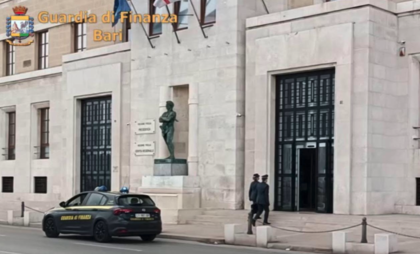 OPERAZIONE “RADICI” DELLA GUARDIA DI FINANZA A BARI. 6 ARRESTATI E 11 INDAGATI, SEQUESTRATI BENI PER 2 MILIONI DI EURO OPERAZIONE “RADICI” DELLA GUARDIA DI FINANZA A BARI. 6 ARRESTATI E 11 INDAGATI, SEQUESTRATI BENI PER 2 MILIONI DI EURO